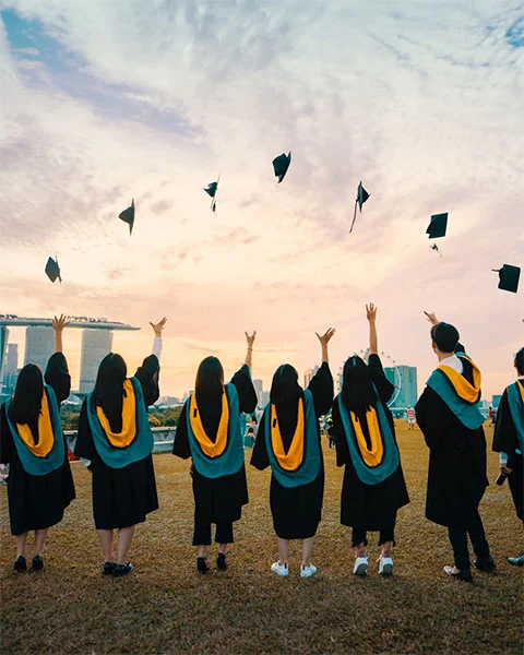 Cerimónia de graduação — chapéu académico e celebração da formação