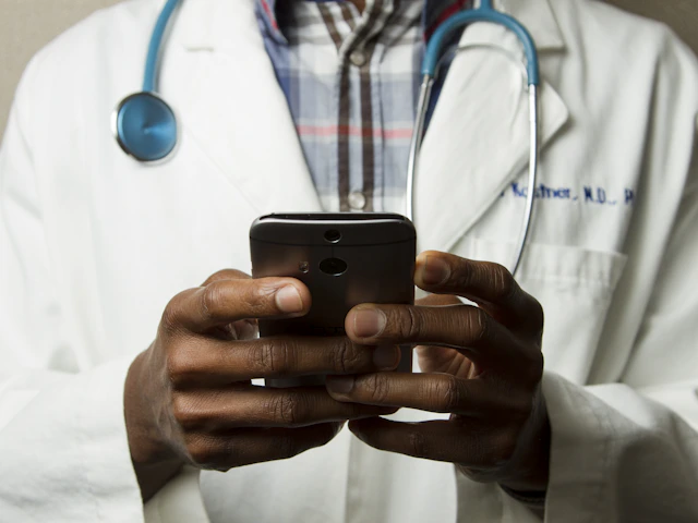 Profissionais de saúde em ambiente hospitalar